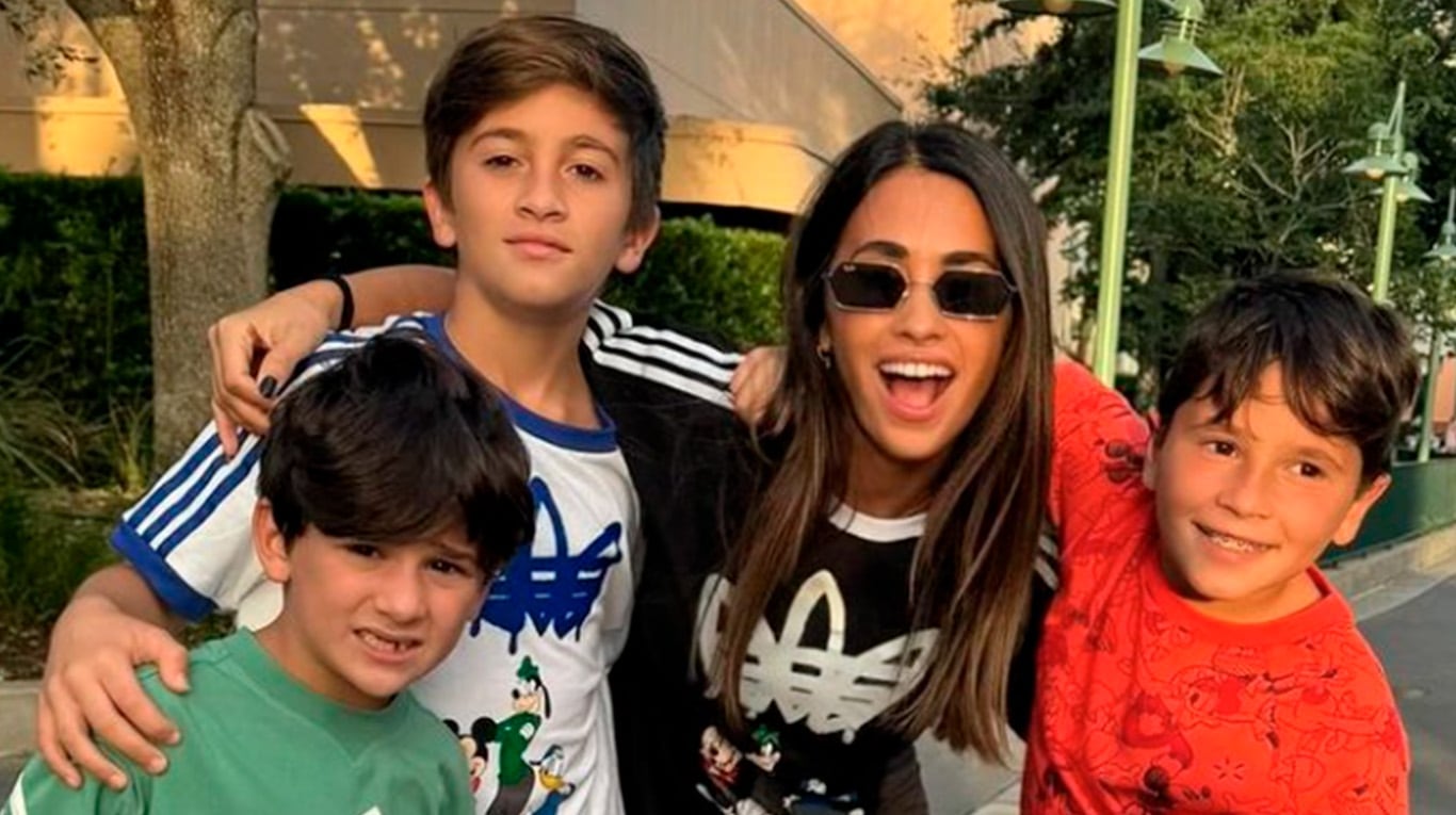 Así se divierten Antonela Roccuzzo y sus hijos en los parques de Disney.