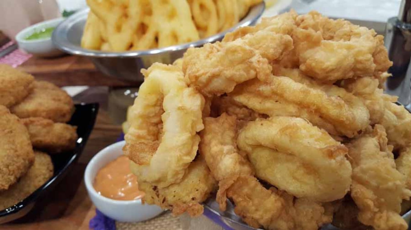 Así se prepara una picada de fritos para convertir cualquier reunión en una fiesta de sabores