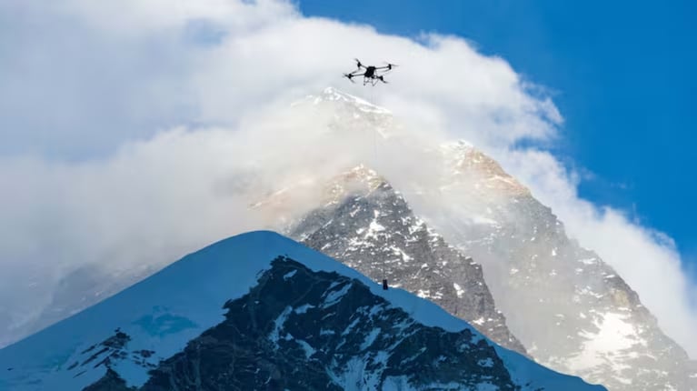 Así son los drones que llevan hasta 15 kg en el Monte Everest soportando condiciones climáticas extremas