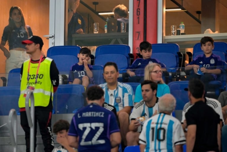 Así vivió Antonela Roccuzzo con Thiago, Ciro y Mateo Messi el partido de Argentina en el Mundial