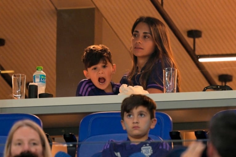 Así vivió Antonela Roccuzzo con Thiago, Ciro y Mateo Messi el partido de Argentina en el Mundial