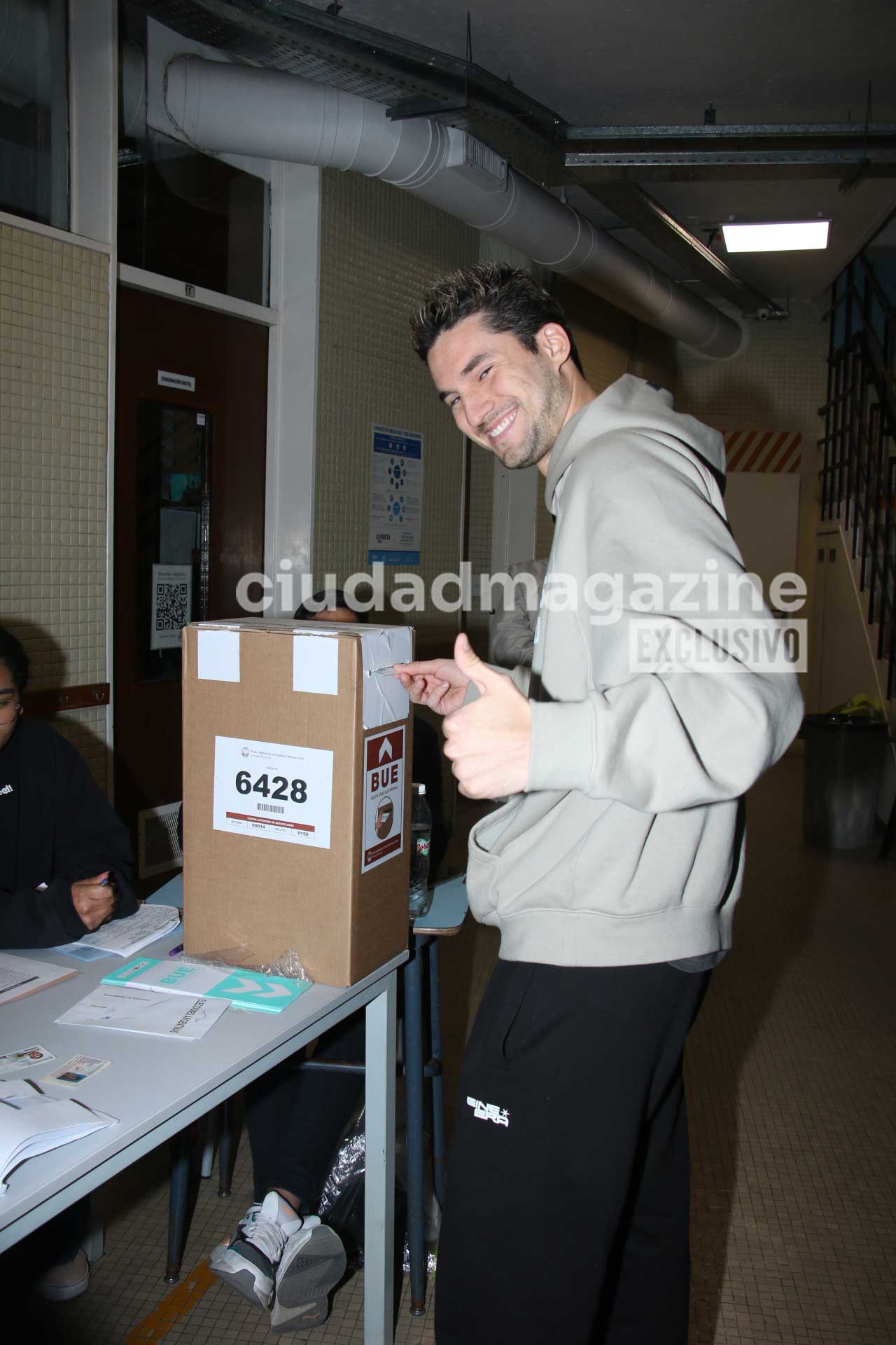 Así votó Francisco Tinelli (Fotos: Movilpress)