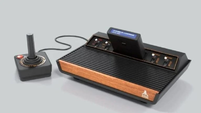 Atari compra a Intellivision, su competidor histórico de los años 70 y 80. 