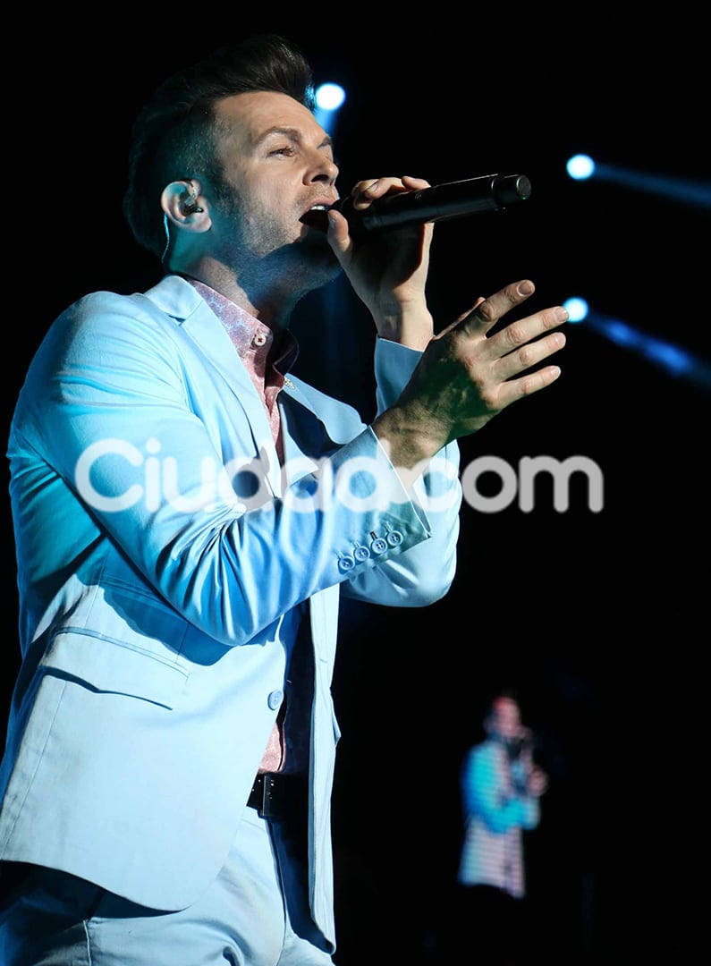 Axel eligió traje celeste para cantar en el evento.  (Foto: Movilpress)