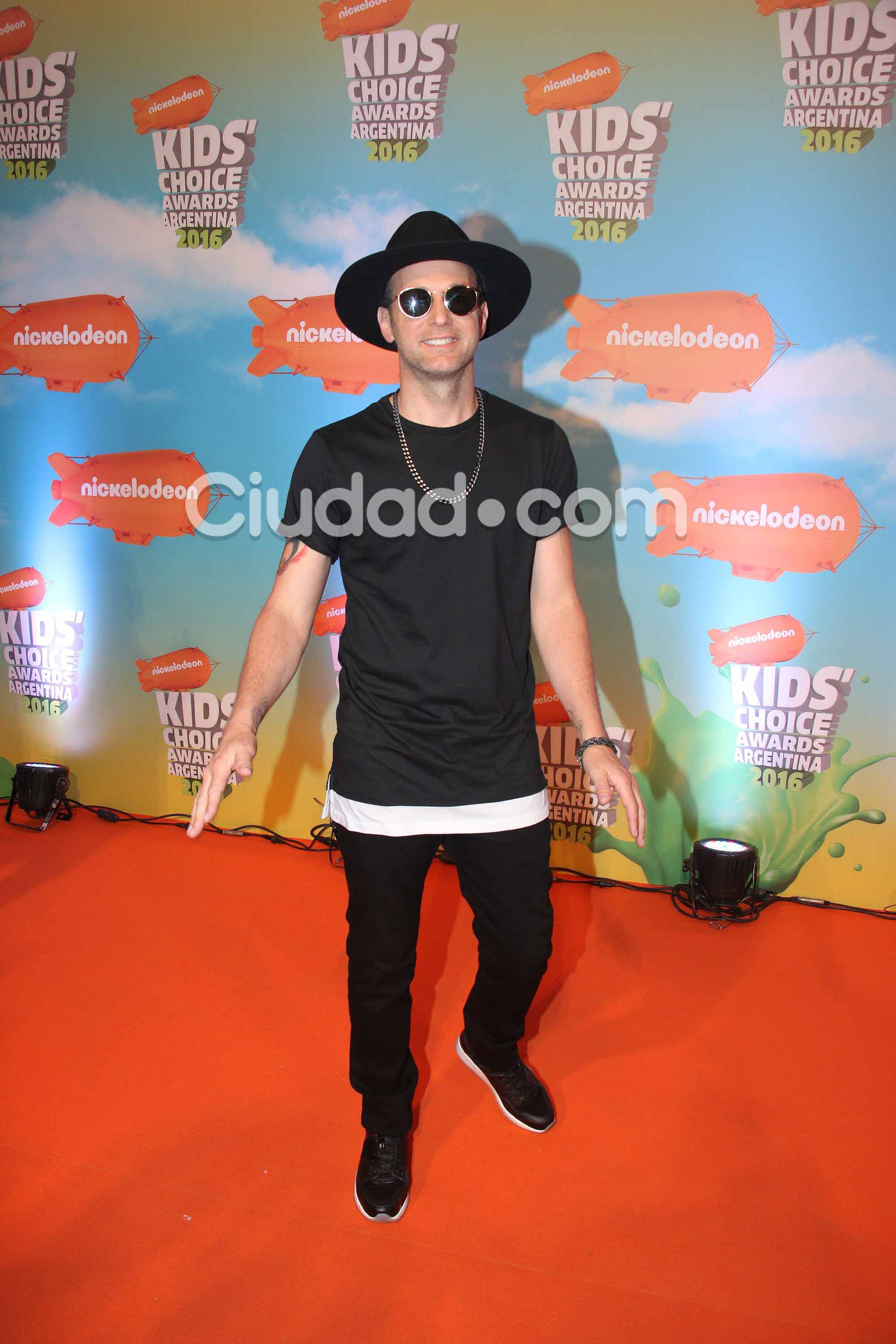 Axel eligió un look muy particular para la Orange Carpet. (Foto: Movilpress) 