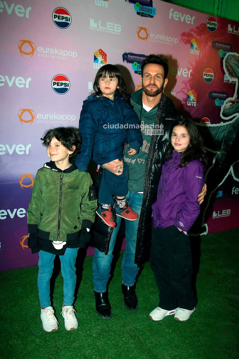 Axel y sus hijos menores (Foto: Movilpress)