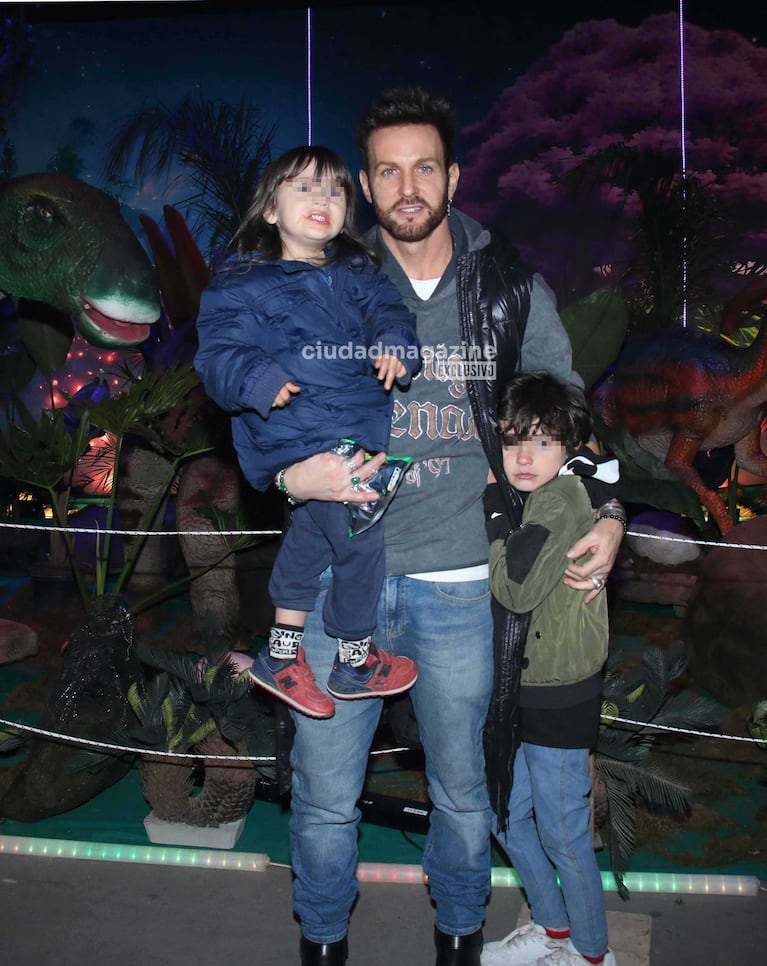 Axel y sus hijos menores (Foto: Movilpress)