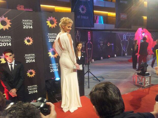 Barbie Simmons con vestido blanco y súper escote en la espalda. (Foto: Twitter)