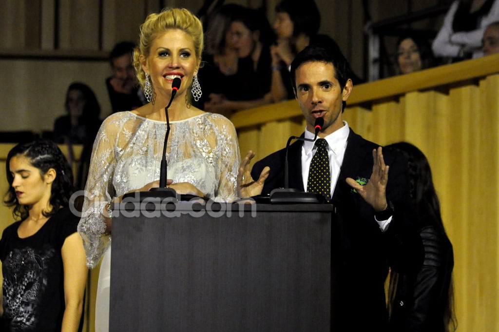 Barbie Simmons y Robertito Funes, conductores del desfile. (Foto: Jennifer Rubio-Ciudad.com)