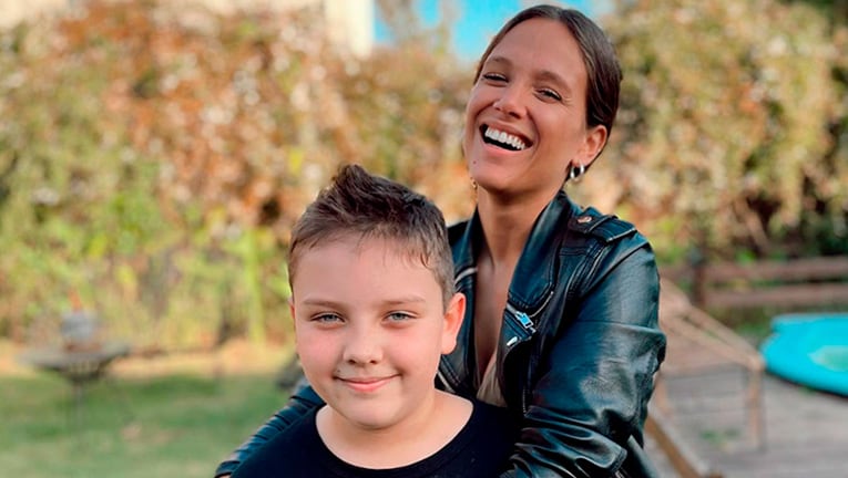 Barbie Vélez compartió la foto más dulce de su hermanito Thiago sosteniendo "a upa" a su bebé Salvador.