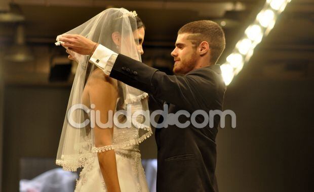 Barbie Vélez y Gastón Soffritti en la pasarela. (Foto: Jennifer Rubio-Ciudad.com)