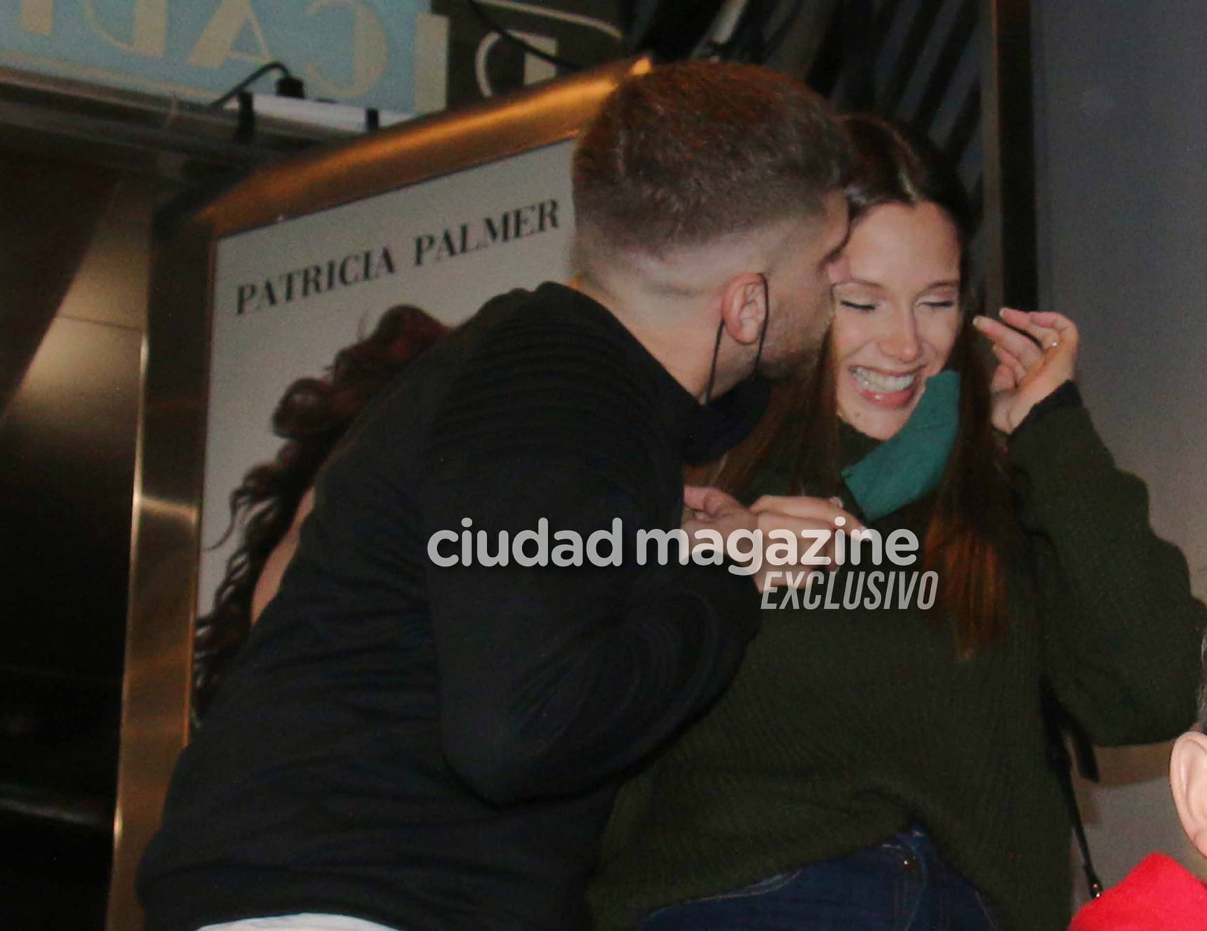 Barbie Vélez y Lucas Rodríguez se mostraron muy felices en el teatro (Fotos: Movilpress).