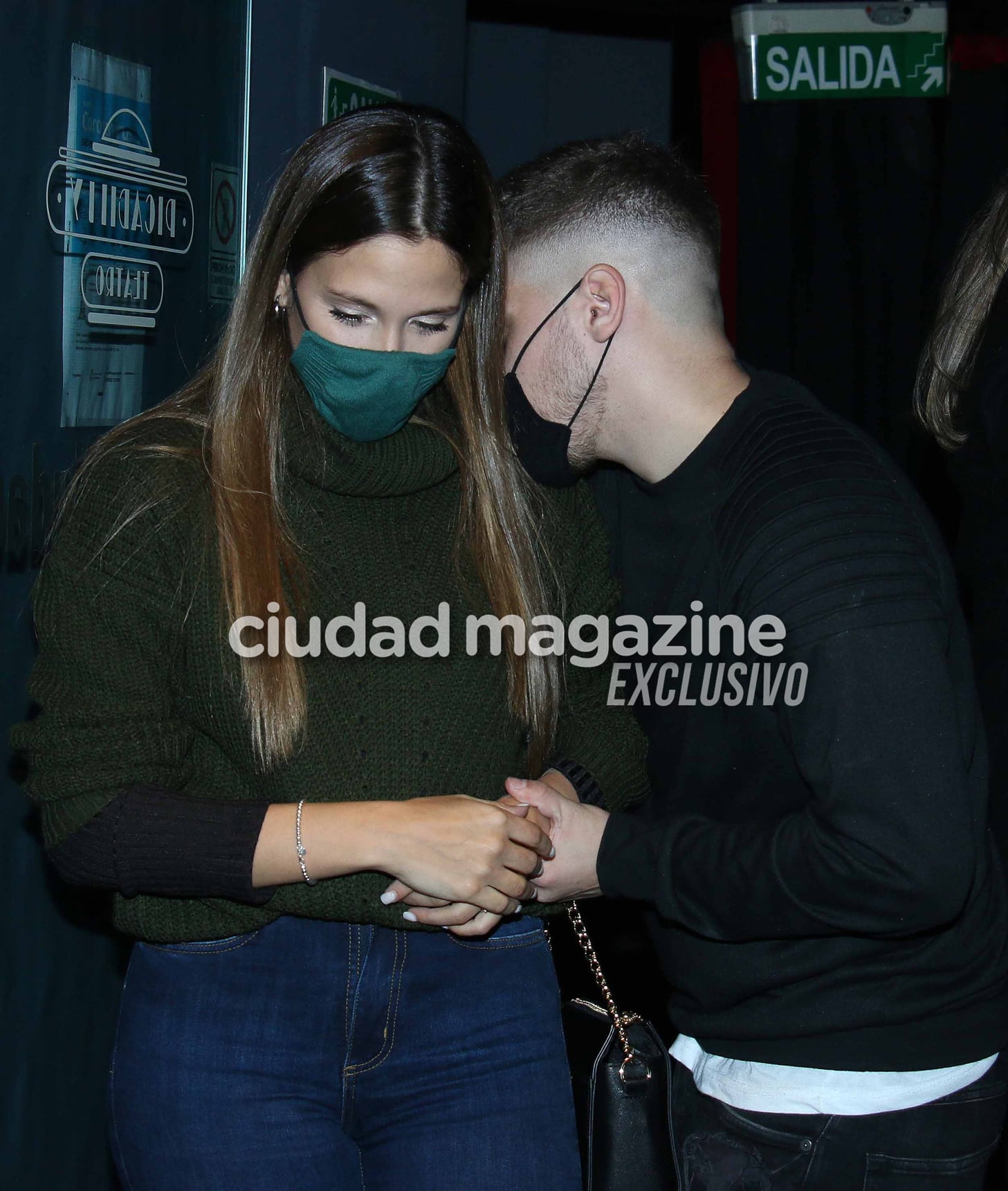 Barbie Vélez y Lucas Rodríguez se mostraron muy felices en el teatro (Fotos: Movilpress).