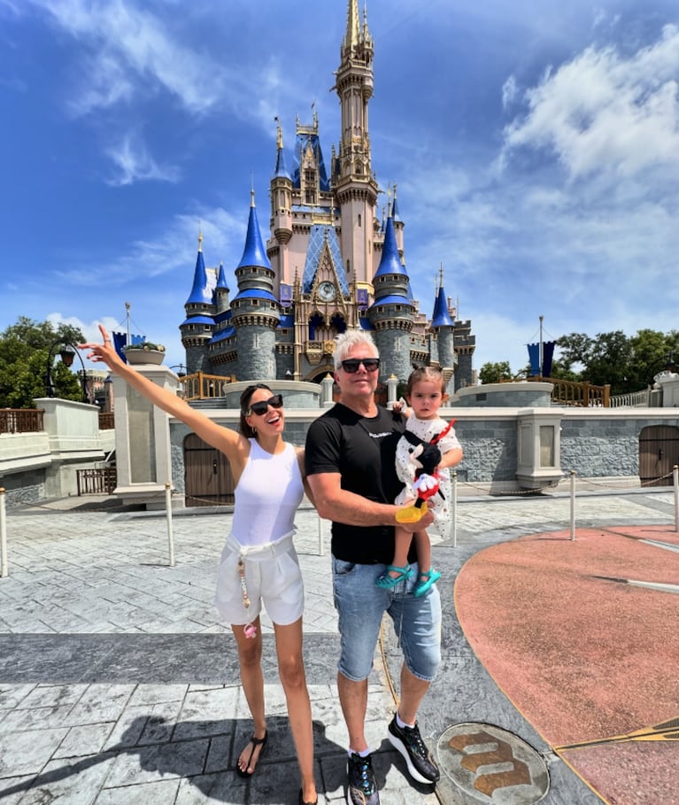 Barby, Fernando y su hija en Disney.