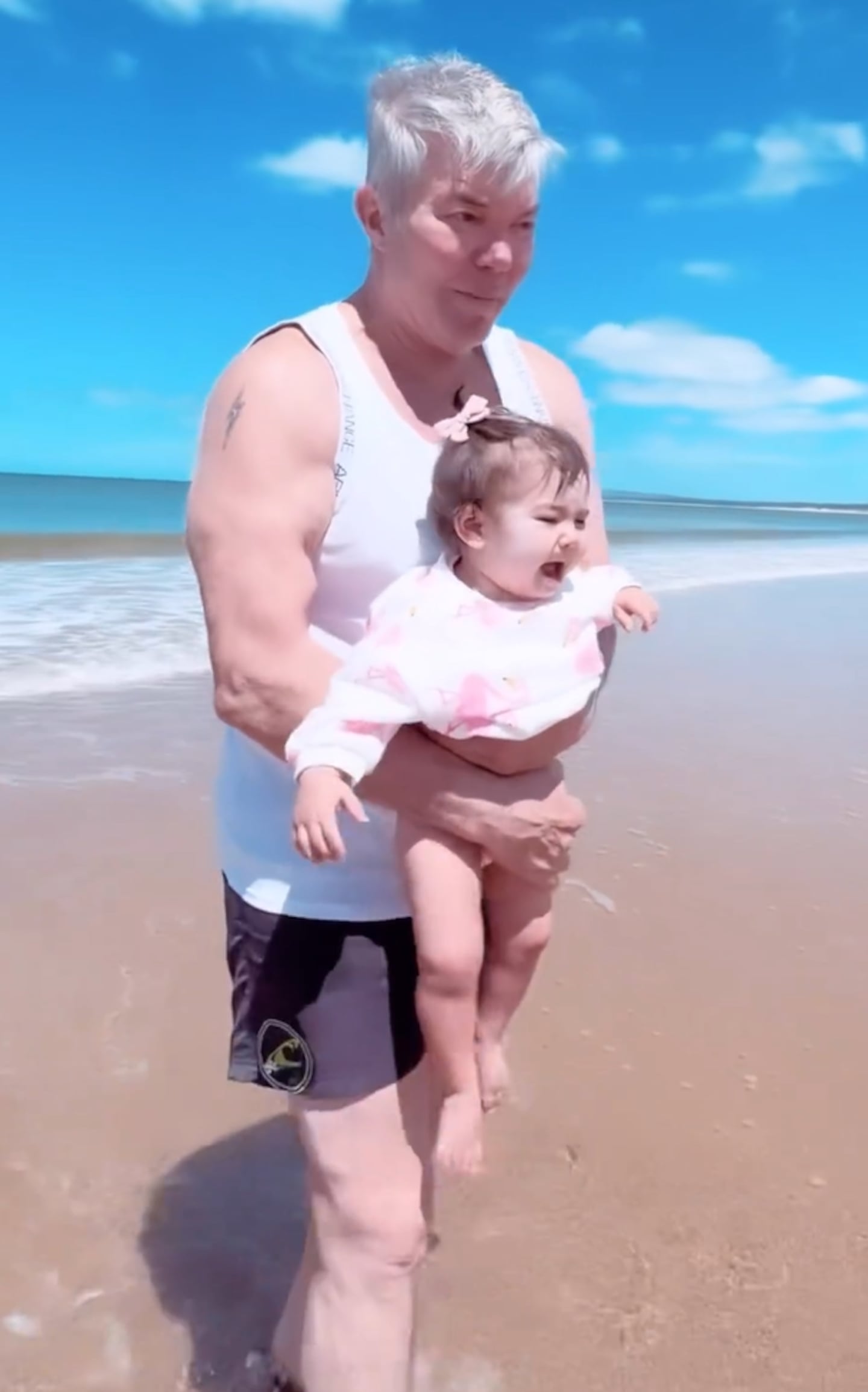 Barby Franco compartió el video más tierno de Sarah y Fernando Burlando en  la playa: “¡Amo el mar!”