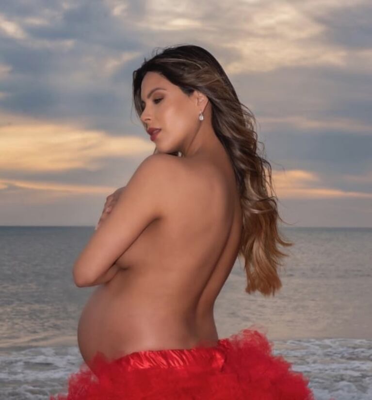 Barby Franco lució su pancita de 35 semanas de embarazo en una producción soñada a orillas el mar