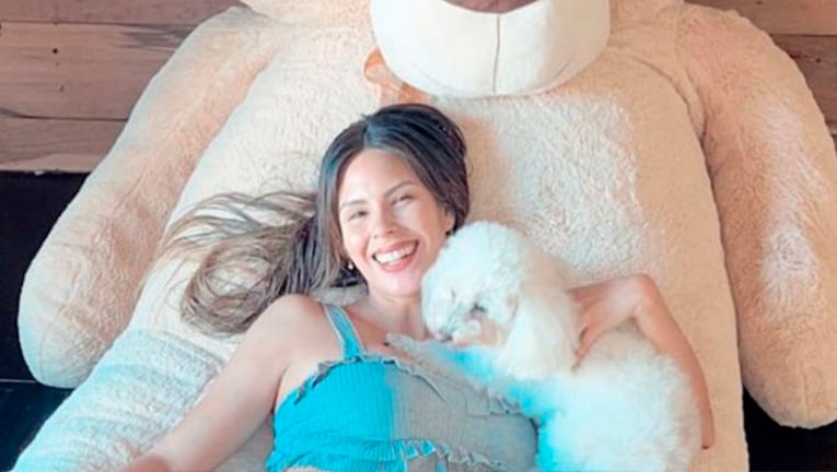 Barby Franco protagonizó una sesión de fotos con un peluche gigante para celebrar sus seis meses de embarazo.