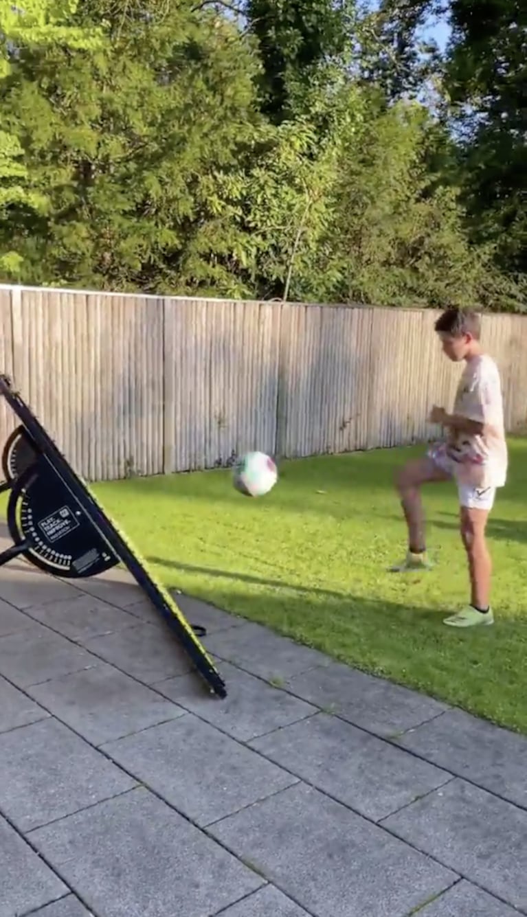 Bastián, el hijo de Eva Anderson y Martín Demichelis, la rompe jugando al fútbol con un novedoso método de entrenamiento