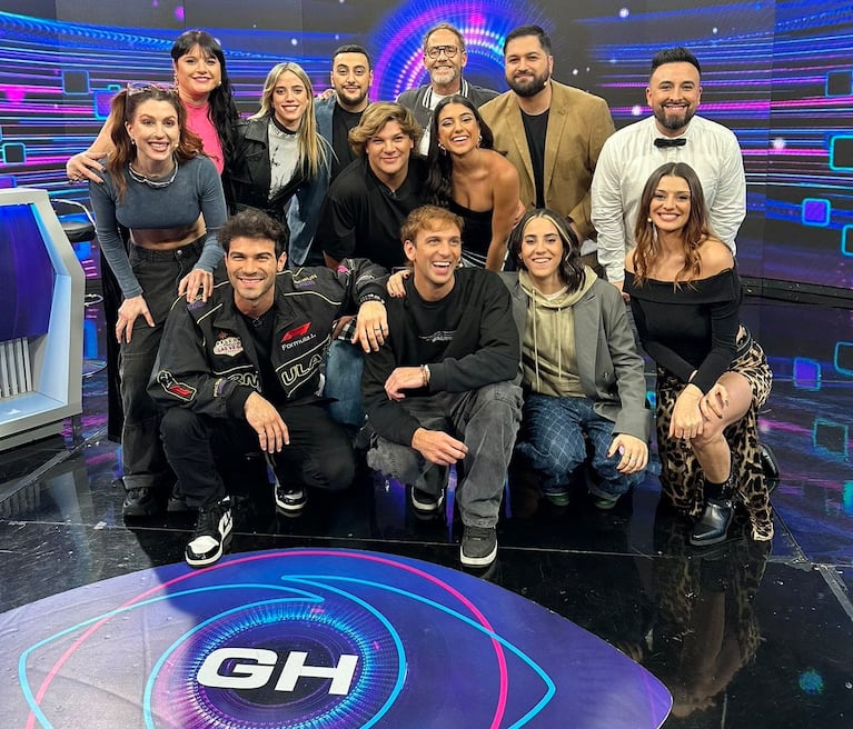 Bautista, Denisse, Lucía, Emma y Nicolás junto al equipo de GH Uruguay.