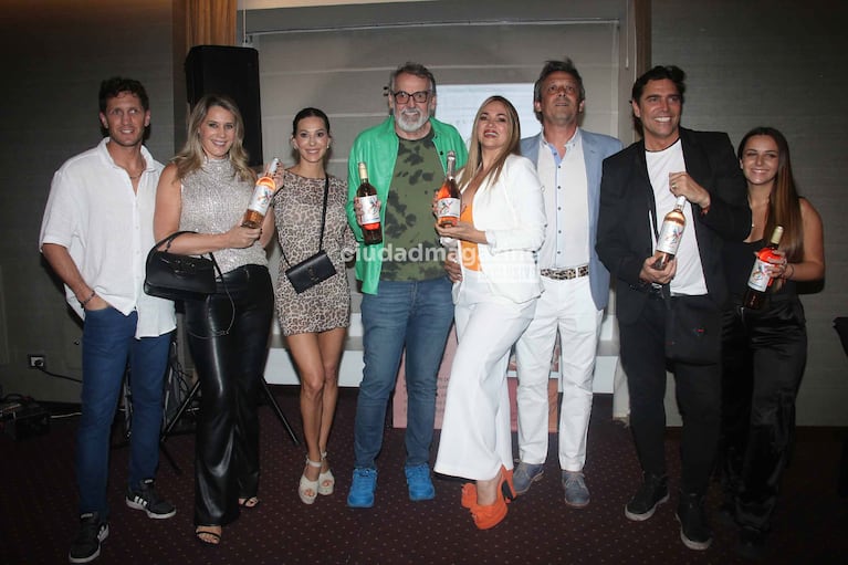 Belén Francese y Fabián Lencinas presentaron su vino, acompañados por Matías Alé, Martina, Noelia Marzol, Rocío Marengo, Benito Fernández y Martín Coggi (Foto: Movilpress).