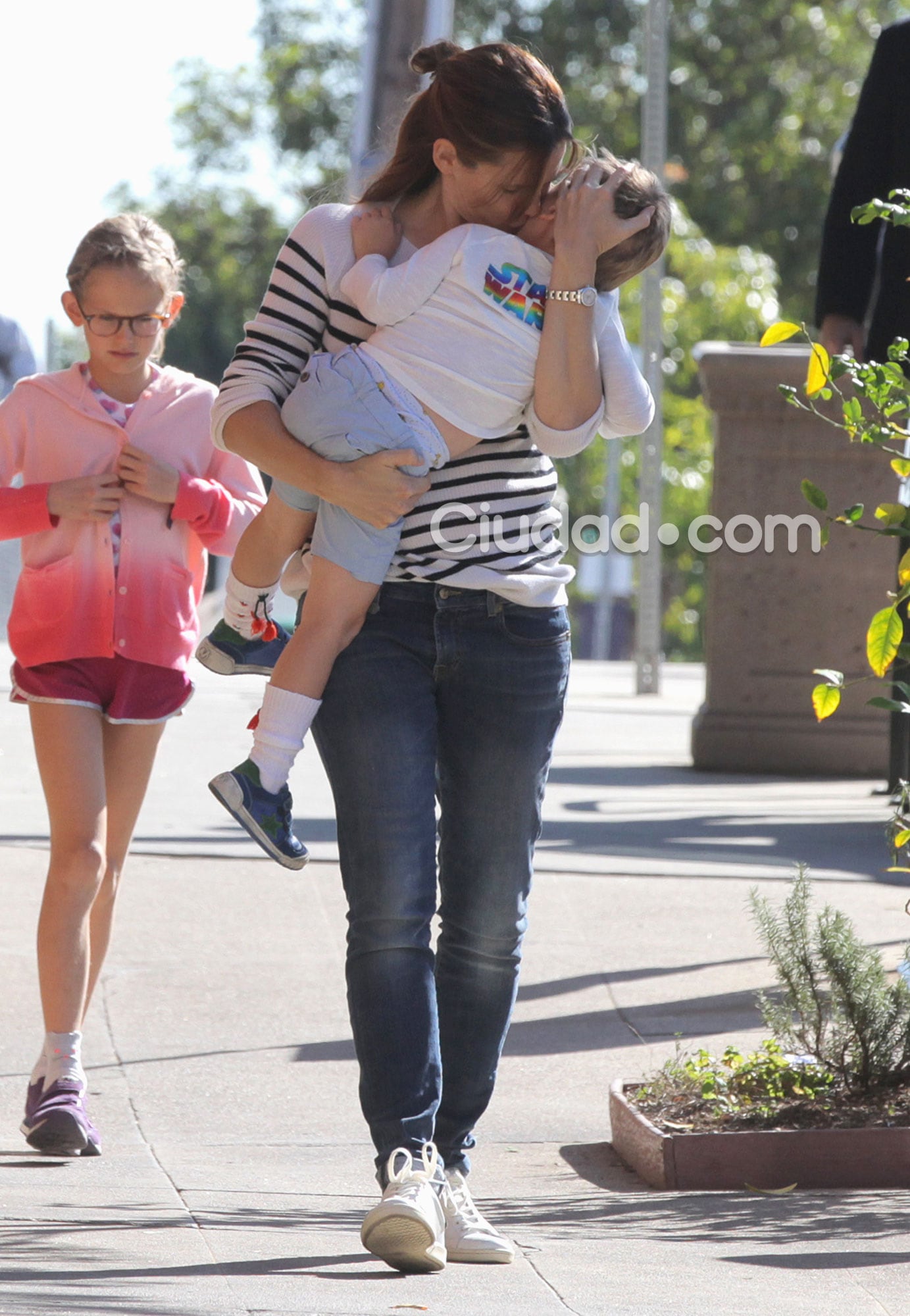 Ben Affleck y Jennifer Garner se mostraron juntos en un paseo familiar (Fotos: GrosbyGroup). 