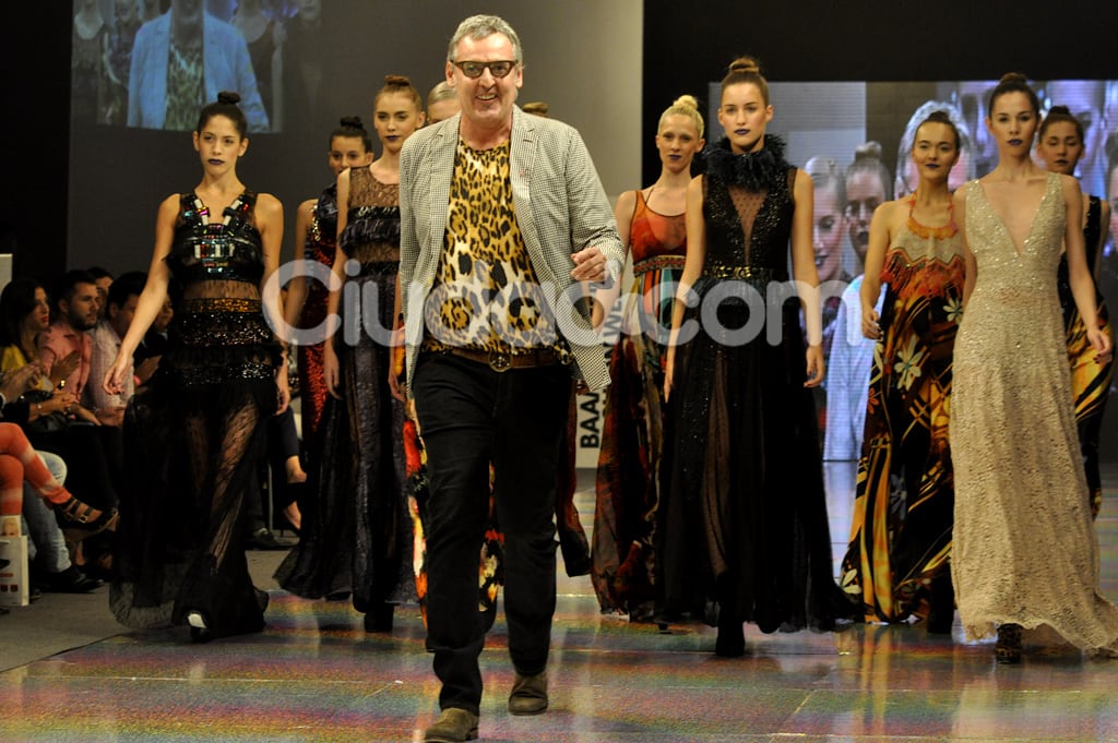 Benito Fernández y sus modelos sobre la pasarela. (Foto: Jennifer Rubio-Ciudad.com)