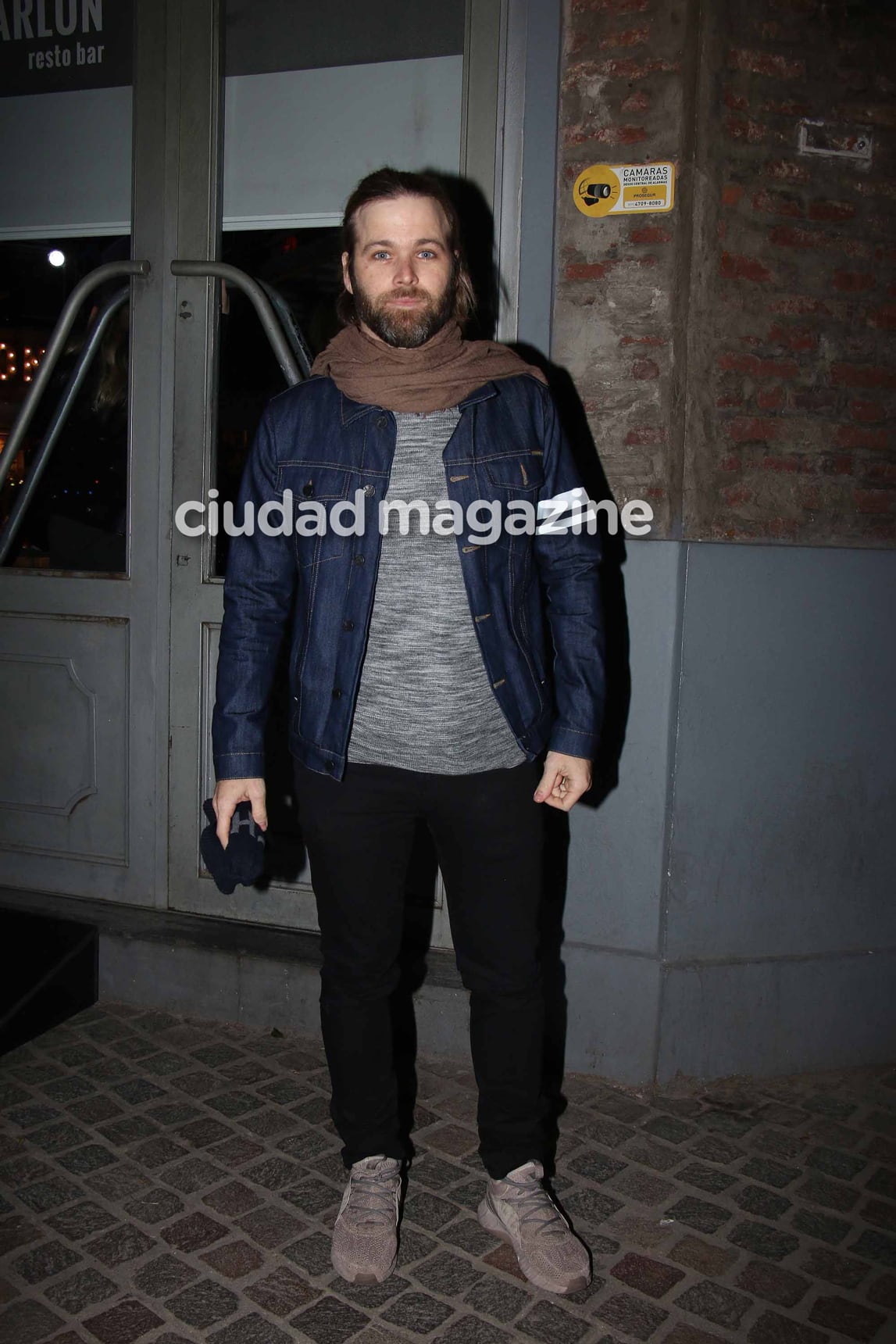 Benjamín Amadeo fue al bar de Nicolás Vázquez a ver el debut de Mi hermano es un clon. (Foto: Movilpress)