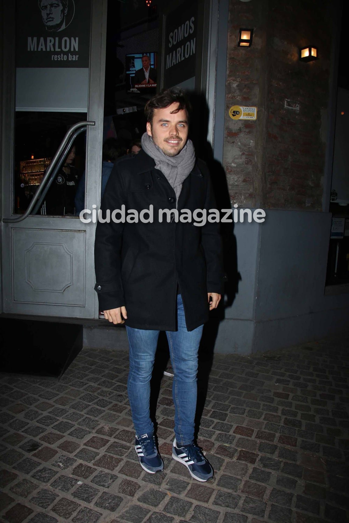 Benjamín Rojas fue al bar de NIcolás Vázquez a ver el debut de Mi hermano es un clon. (Foto: Movilpress)