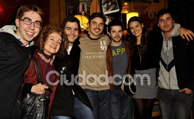 Benjamín Rojas, rodeado por su amigos famosos en el estreno de su obra (Foto: Jennifer Rubio). 