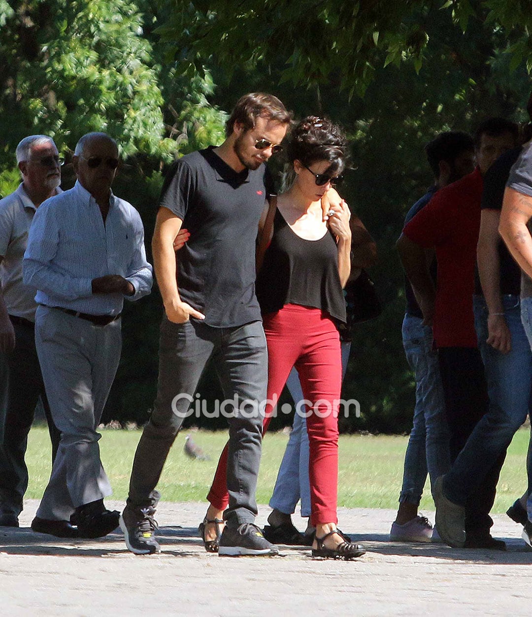 Benjamín Rojas y su mujer, en el último adiós a Santiago Vázquez. (Foto: Movilpress)