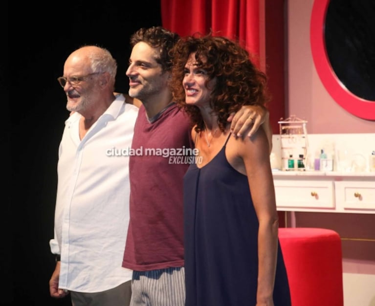 Benjamín Vicuña fue al teatro tras presentarle a su familia a Eli Sulichin: las fotos de su reencuentro con su gran amigo Joaquín Furriel