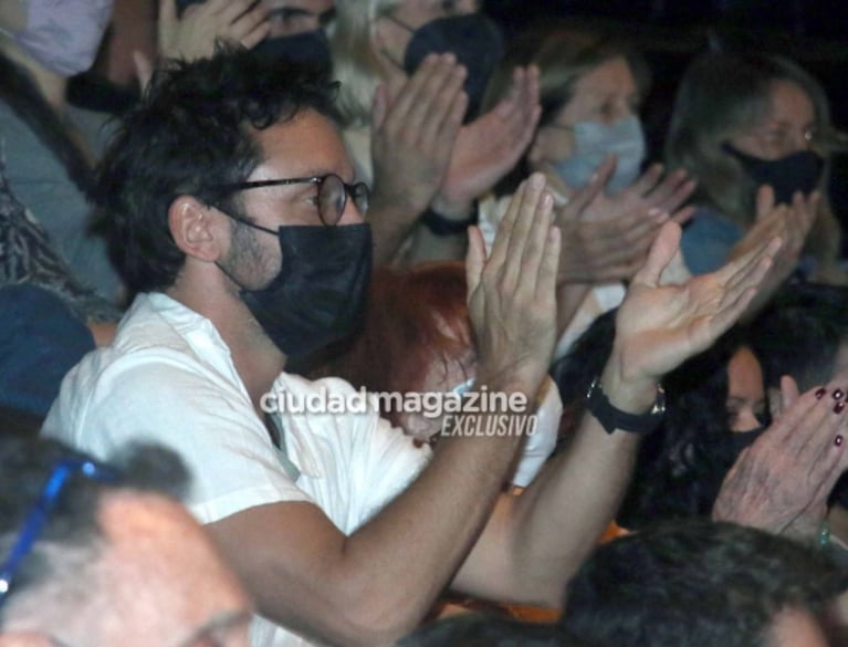 Benjamín Vicuña fue al teatro tras presentarle a su familia a Eli Sulichin: las fotos de su reencuentro con su gran amigo Joaquín Furriel