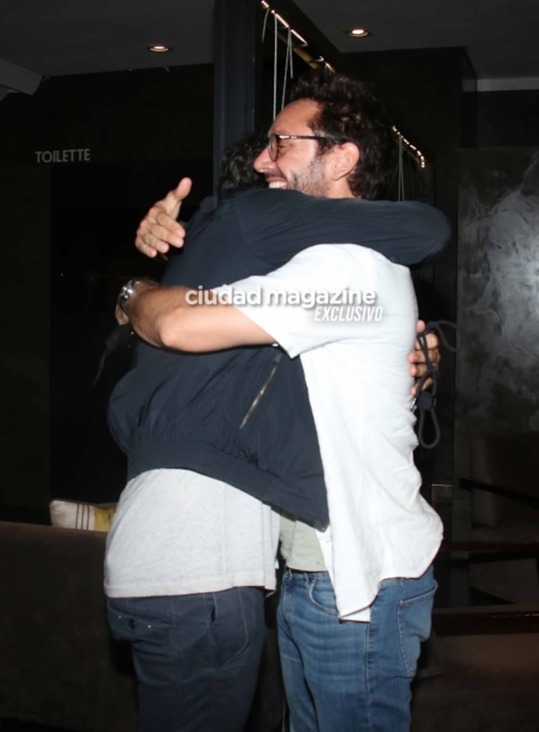 Benjamín Vicuña fue al teatro tras presentarle a su familia a Eli Sulichin: las fotos de su reencuentro con su gran amigo Joaquín Furriel