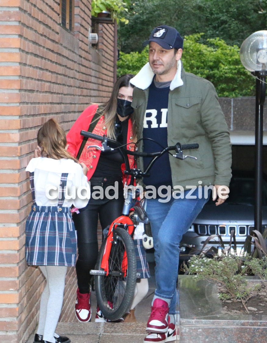 Benjamín Vicuña y China Suárez llegaron junto a Magnolia y Rufina a la casa de Pampita (Fotos: Movilpress). 