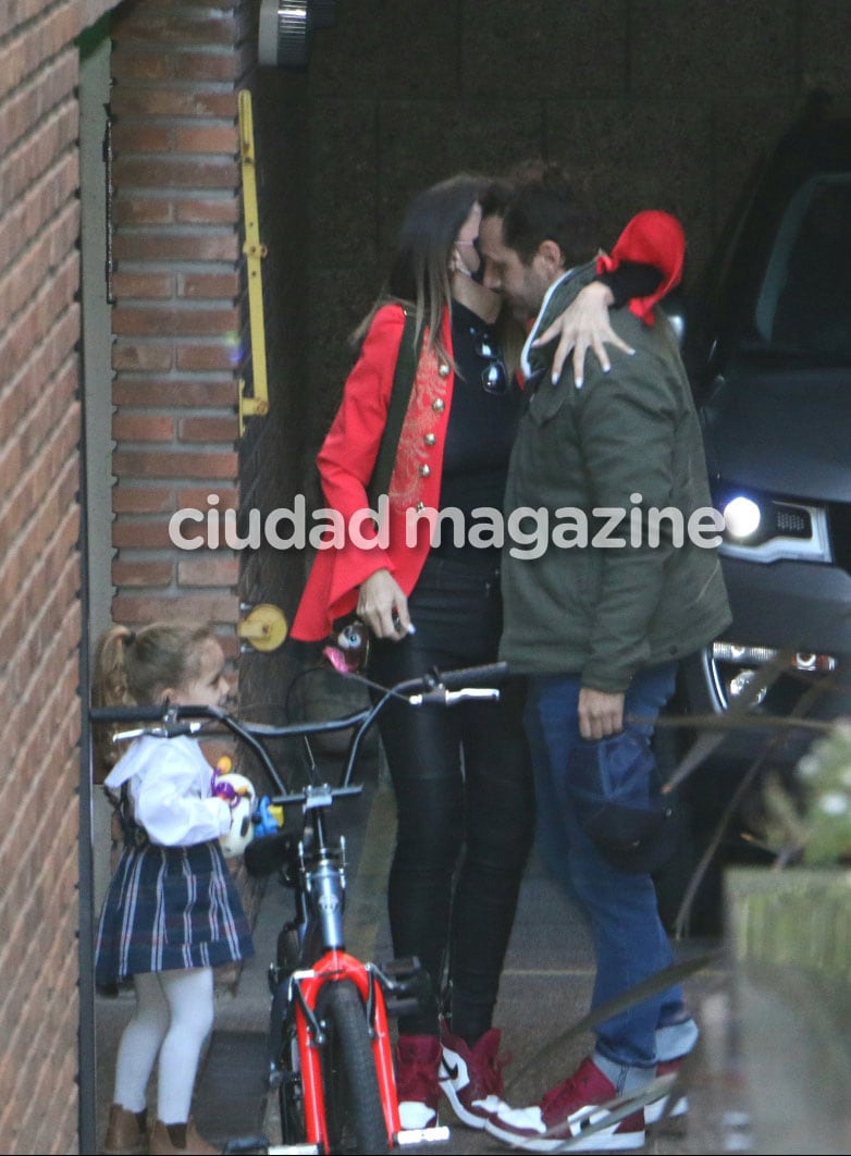 Benjamín Vicuña y China Suárez llegaron junto a Magnolia y Rufina a la casa de Pampita (Fotos: Movilpress). 