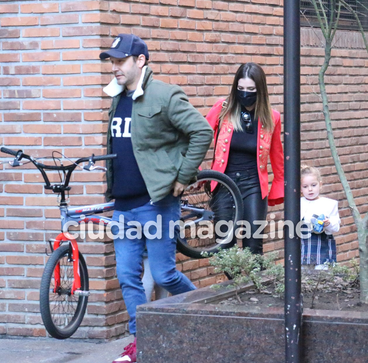 Benjamín Vicuña y China Suárez llegaron junto a Magnolia y Rufina a la casa de Pampita (Fotos: Movilpress). 