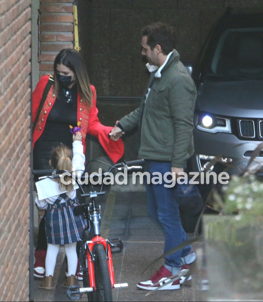 Benjamín Vicuña y China Suárez llegaron junto a Magnolia y Rufina a la casa de Pampita (Fotos: Movilpress). 