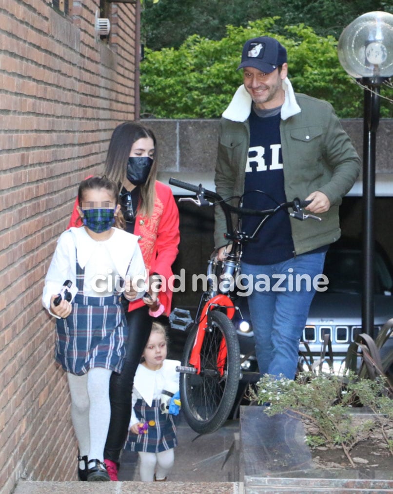 Benjamín Vicuña y China Suárez llegaron junto a Magnolia y Rufina a la casa de Pampita (Fotos: Movilpress). 