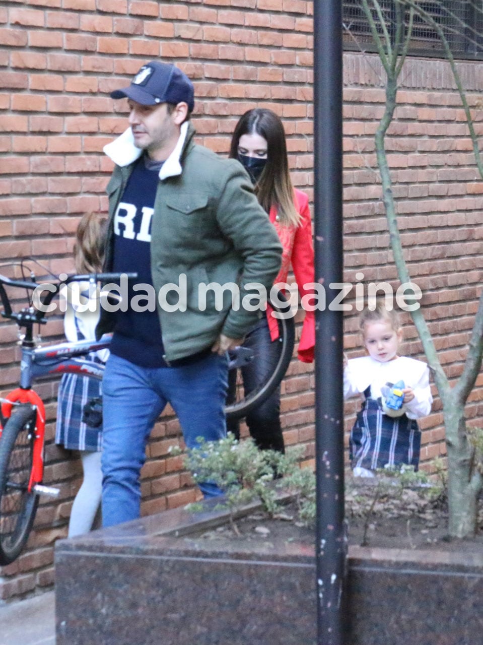 Benjamín Vicuña y China Suárez llegaron junto a Magnolia y Rufina a la casa de Pampita (Fotos: Movilpress). 