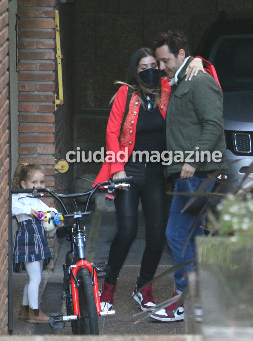 Benjamín Vicuña y China Suárez llegaron junto a Magnolia y Rufina a la casa de Pampita (Fotos: Movilpress). 