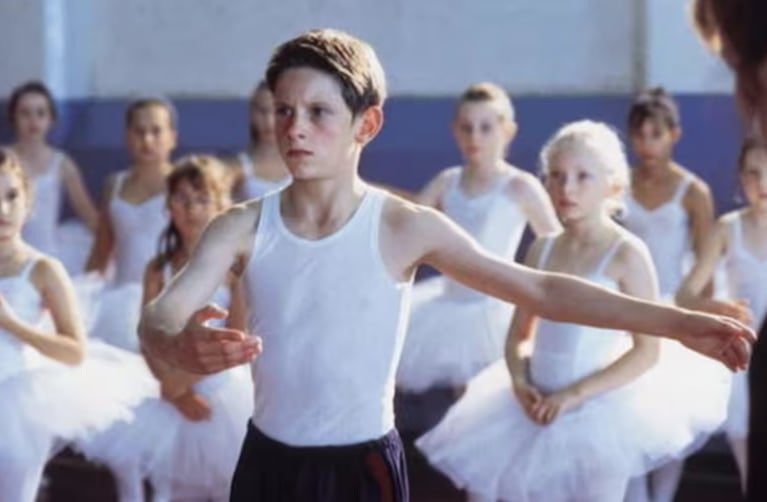 Billy Elliot relata la vida de un joven de clase media que descubre su talento para el baile y derriba los prejuicios.