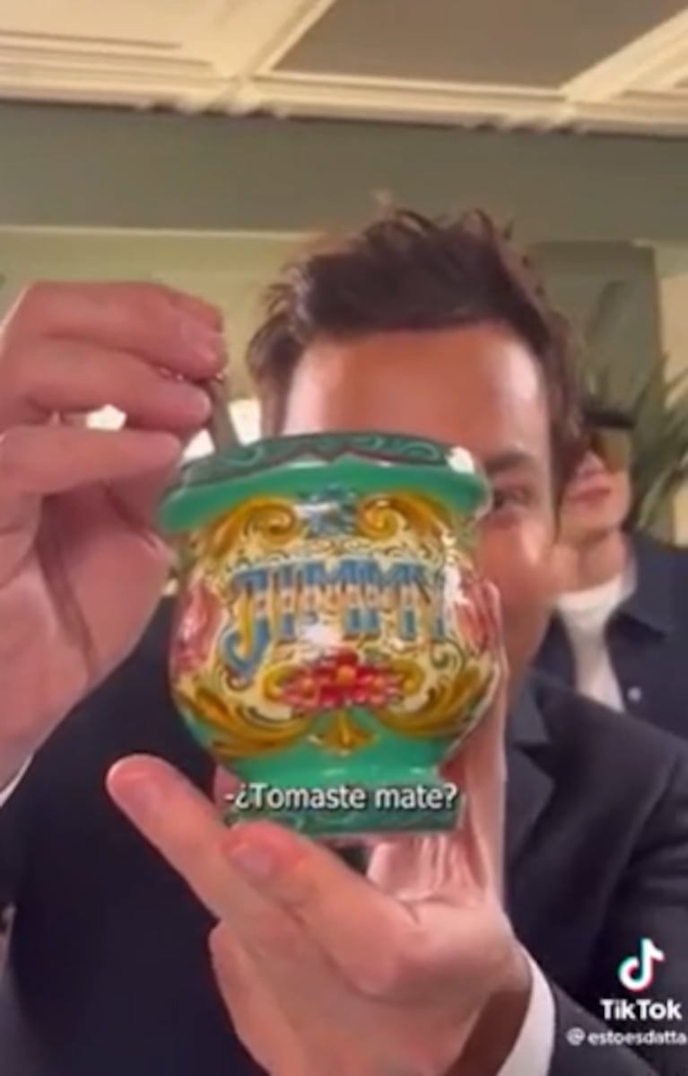 Bizarrap le regaló a Jimmy Fallon un mate con un detalle bien argentino que lo sorprendió: "Es hermoso"