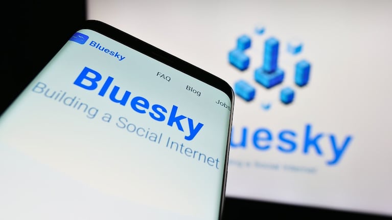 Bluesky abrió su herramienta de moderación Ozone para permitir a los desarrolladores y usuarios escoger sus propios servicios de moderación.