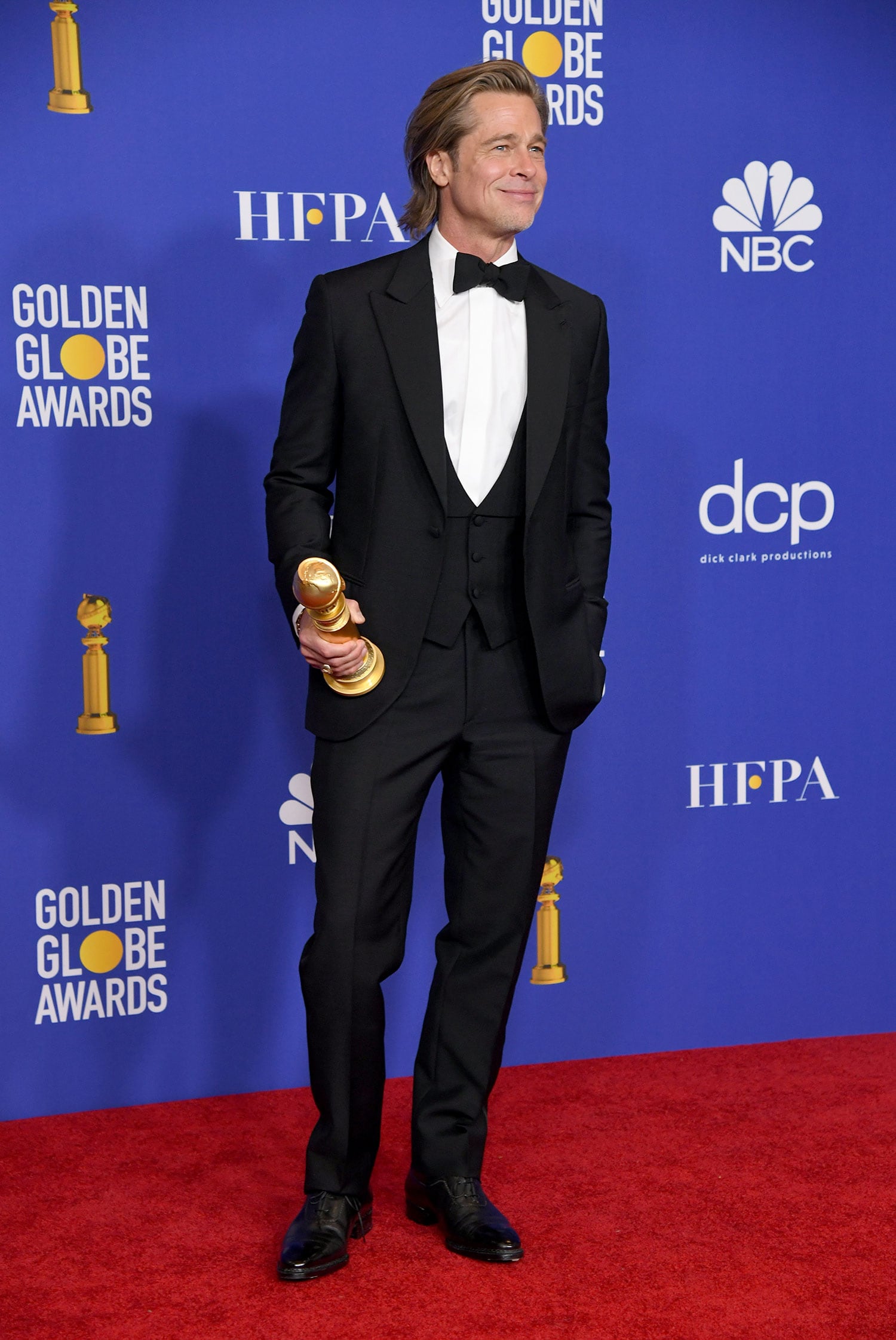 Brad Pitt, siempre impecable, con su premio Globo de Oro (Fotos: AFP).