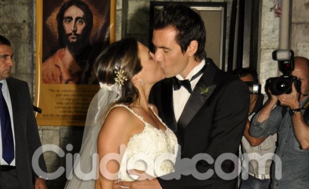 Brenda Bianchi y Eduardo Domínguez, beso de marido y mujer. (Foto: Jennifer Rubio - Ciudad.com)