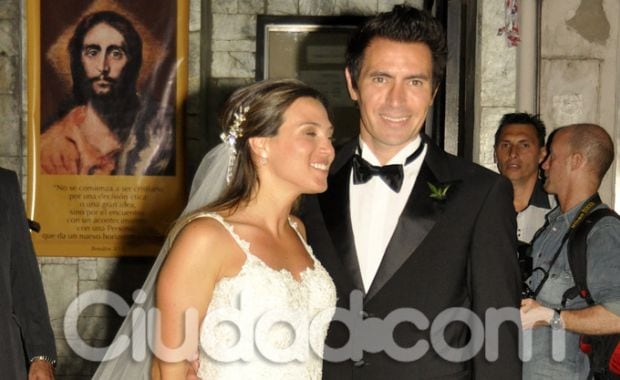 Brenda Bianchi y Eduardo Domínguez, luego de dar el "sí, quiero" en la iglesia Santa Elena. (Foto: Jennifer Rubio - Ciudad.com)