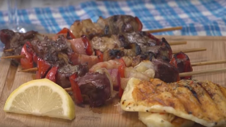 Brochettes mixtas con provoleta: la receta que fusiona la carne con el mejor sabor   