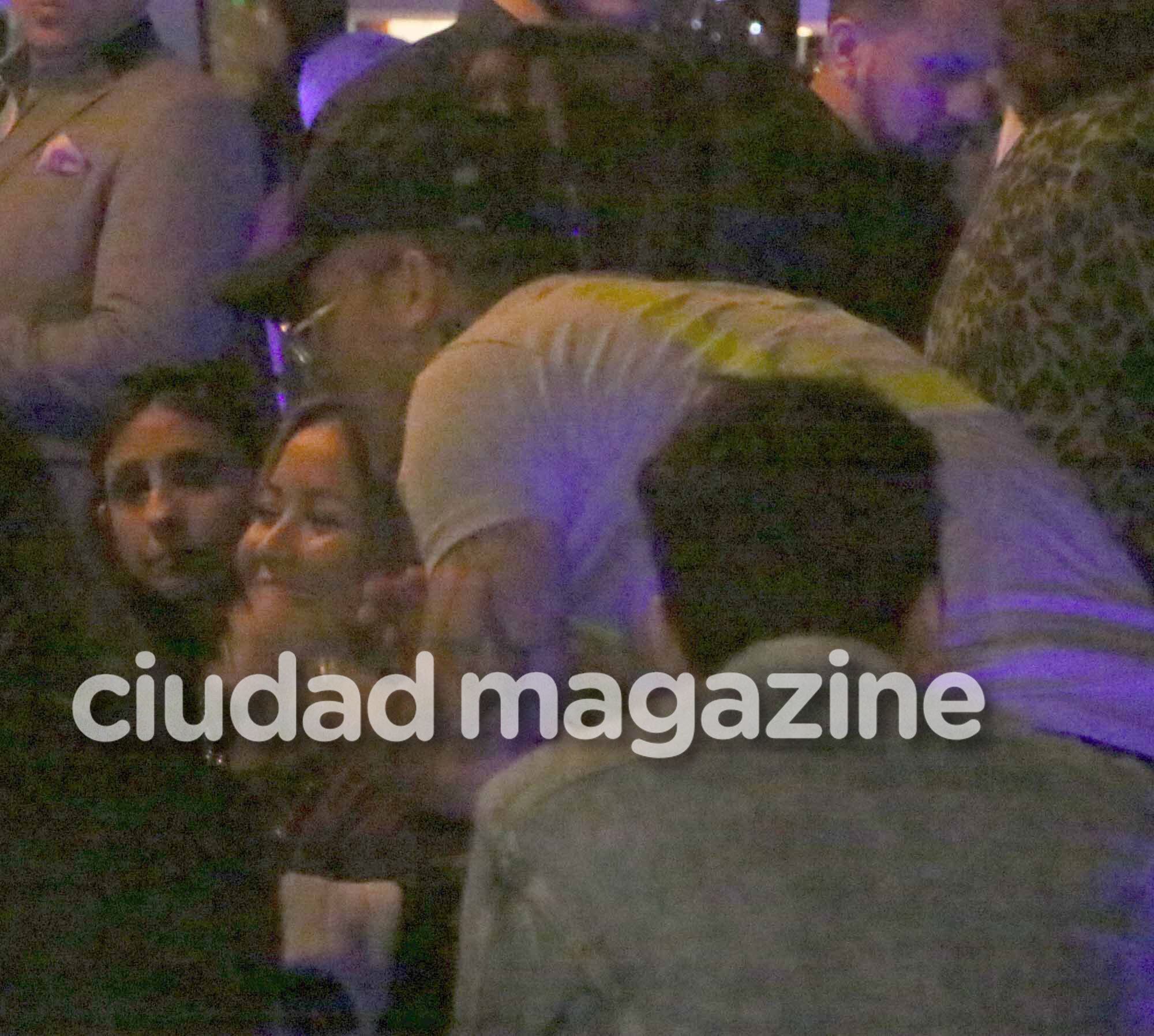 ¿Buena onda y algo más? Karina La Princesita y el Polaco, risas y mucha complicidad en el cumpleaños de Cacho Castaña. (Foto: Movilpress)