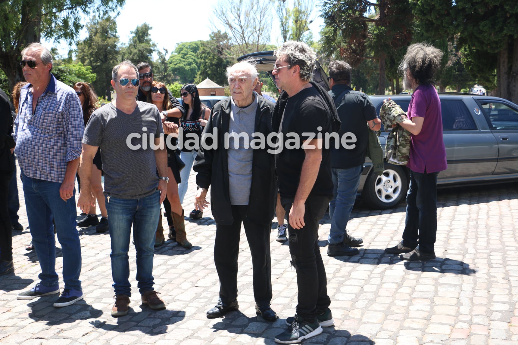 Cacho Fontana dijo presente en la despedida final al hijo de su amiga Pinky (Fotos: Movilpress). 