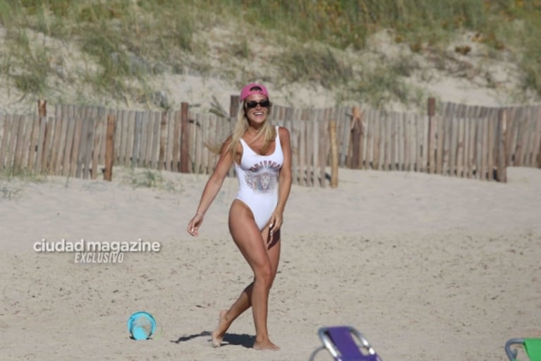 Camila Homs en las playas de Punta del Este a puro disfrute con sus hijos: las fotos 